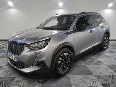 un SUV argenté garé sur un sol en damier dans un garage