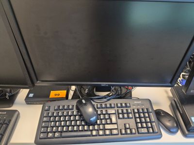 un bureau d'ordinateur avec un clavier, une souris et un écran
