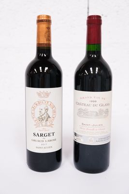 deux bouteilles de vin posées l'une à côté de l'autre sur une table