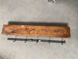 un banc en bois muni de crochets, dans un garage