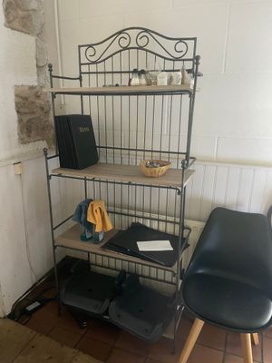 deux chaises et une étagère dans un coin de la pièce