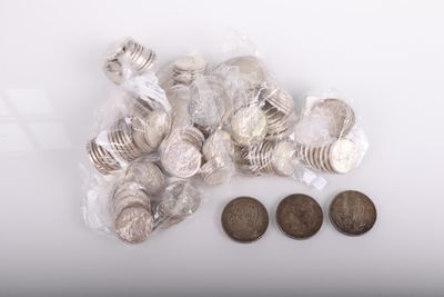 une pile de pièces de monnaie posée sur une table blanche