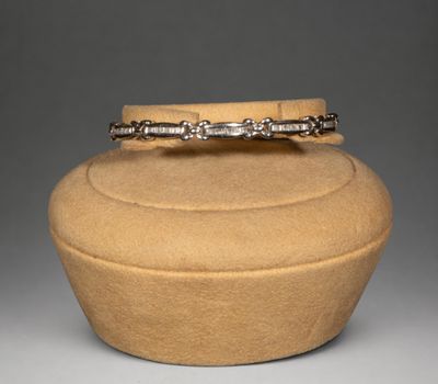 une photo d'une bague en diamant posée sur une boîte