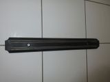 une photo d'une étagère noire fixée à un mur carrelé