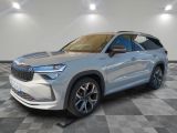 un SUV BMW X2 argenté de 2020 garé sur un sol à damier