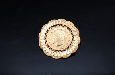 une plaque d'or sur laquelle figure une femme