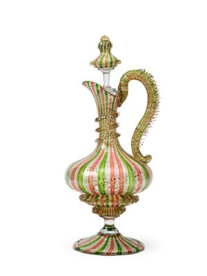 une image représentant un vase en verre coloré sur fond blanc