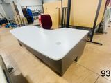 un bureau blanc avec une chaise rouge au milieu de la pièce