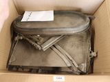 un bagage dans un carton muni d'une étiquette