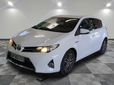 une photo d'une Toyota Corolla blanche garée dans un showroom