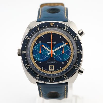 un gros plan d'une montre au cadran bleu
