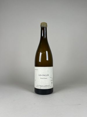 une bouteille de vin posée sur une table