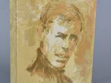 On voit le visage d'un homme peint sur un livre