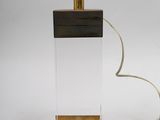 l'image d'une lampe posée sur une table