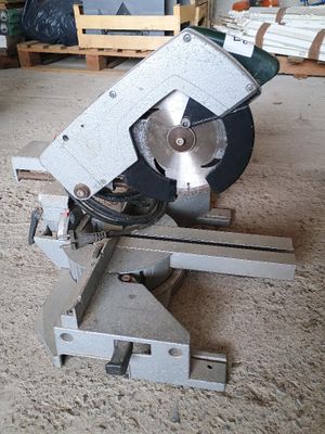 une machine posée sur le sol de la pièce