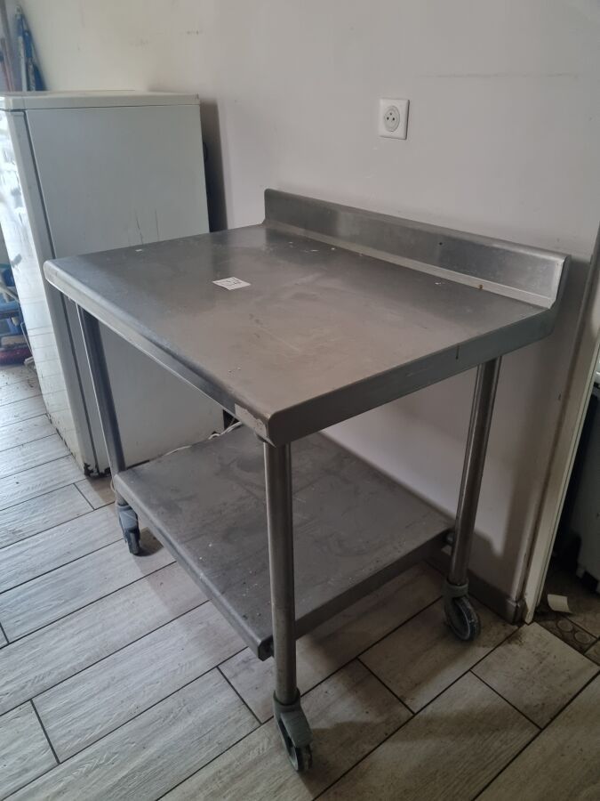 1 servante à roulettes inox adossée et tablette entretoise (…