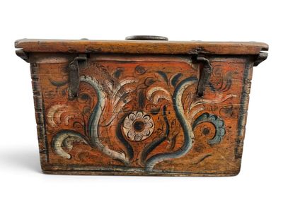 une boîte en bois ornée d'un motif floral
