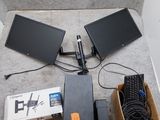 deux écrans et un clavier posés par terre, l'un à côté de l'autre