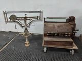 une balance et une vieille machine posée par terre