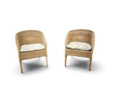 une paire de chaises en osier avec des coussins, sur fond blanc