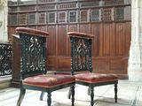 deux chaises placées au milieu d'une pièce