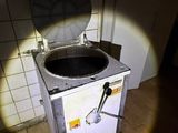 une photo de toilettes dans une salle de bains avec un trou dans le mur