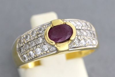 un gros plan d'une bague sertie d'un rubis
