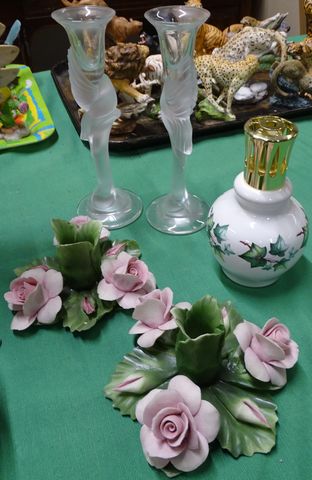 Deux bougeoirs en biscuit « fleurs » paire de bougeoirs en verre ...