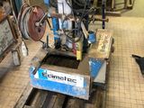 une machine posée sur une palette dans une pièce