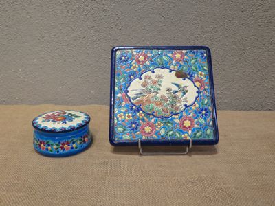 une petite boîte et une petite assiette posées sur une table