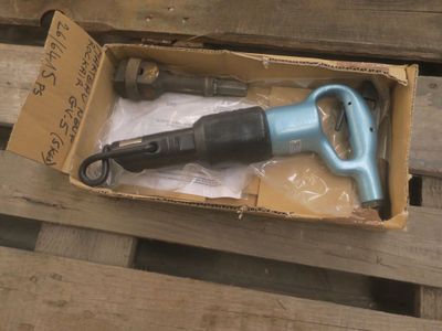 une caisse contenant une sarbacane, posée sur une palette