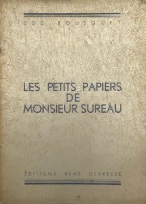 un vieux livre posé sur une table en bois à côté d'une fenêtre