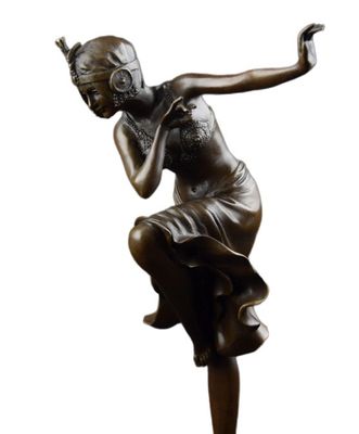 statue en bronze représentant une femme tenant une raquette de tennis, sur fond blanc
