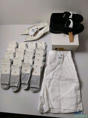 plusieurs paires de chaussettes et une paire de chaussures posées sur une table