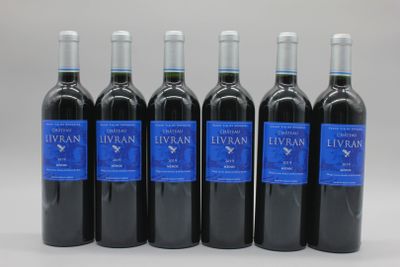 six bouteilles de vin rouge sont alignées
