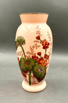 un vase blanc orné d'un motif floral