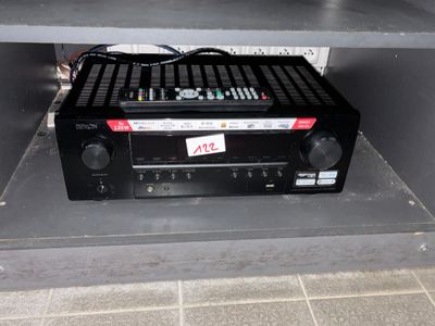 une chaîne hi-fi noire posée sur une étagère dans une pièce