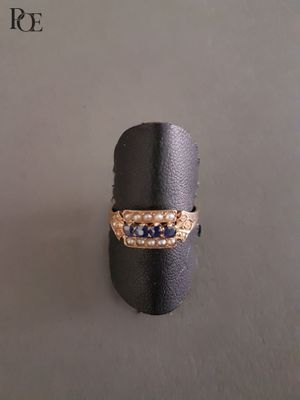 un gros plan d'une bague posée sur une table, avec une autre bague posée dessus