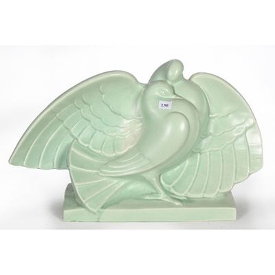 une statue représentant un oiseau perché sur une table