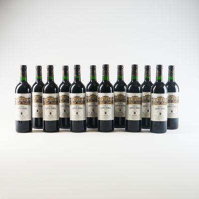 six bouteilles de vin alignées sur une surface blanche