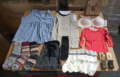 une table sur laquelle sont posés de nombreux vêtements et chaussures