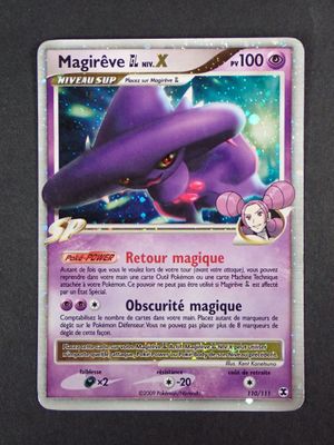 un gros plan d'une carte Pokémon sur laquelle figure un chapeau violet