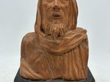 gros plan d'une statue d'un homme barbu