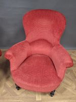 Paire de bergères confortables garnies de velours rouge, les… (photo 2)