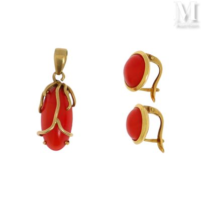 un gros plan sur une paire de boucles d'oreilles et un pendentif sur fond blanc