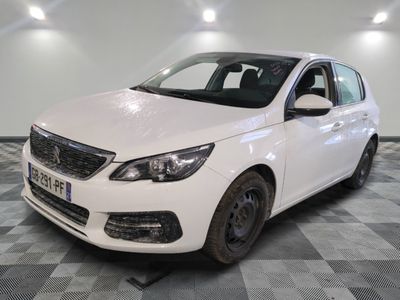 la voiture blanche est garée sur un sol en damier dans le garage