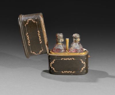 une petite boîte noire contenant deux flacons