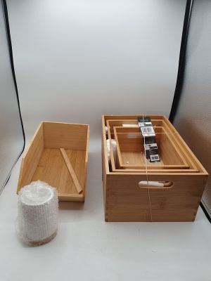 deux boîtes en bois contenant chacune une montre