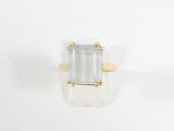 une image d'une bague sertie d'un quartz vert