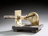 une petite machine posée sur une table